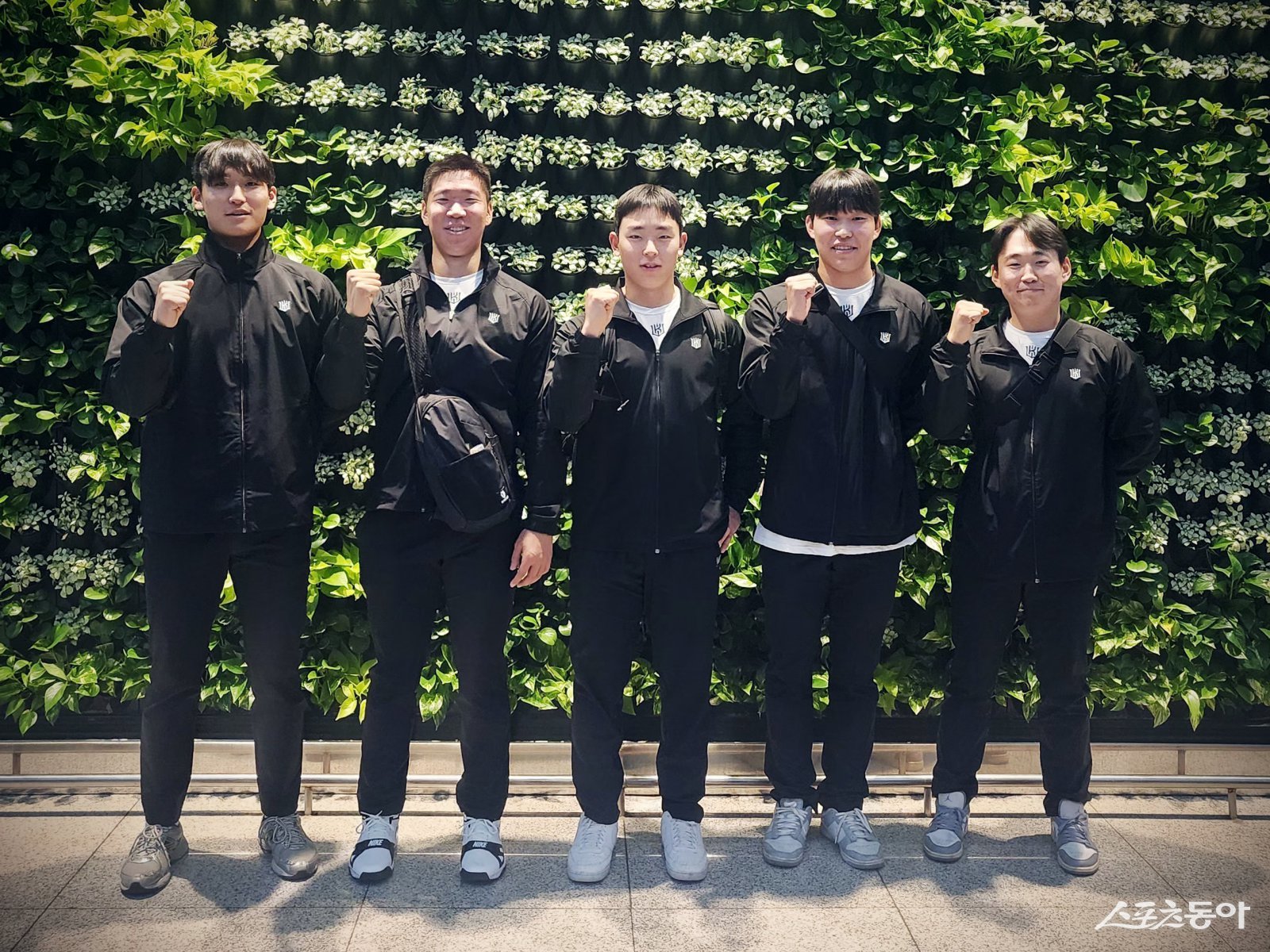 KT 박지훈, 고준혁, 이강민, 김정운, 류현인(왼쪽부터)이 11일 인천국제공항에서 호주로 출국하기 전 기념 촬영하고 있다. 사진제공｜KT 위즈