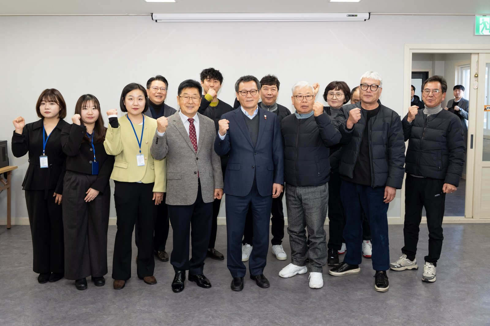 강릉시가 교통약자 체감형 교통복지 구현 소통간담회를 가진 뒤 기념촬영을 하고 있다. 사진제공 ㅣ강릉시