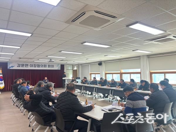 김천시가 지난 12일 감문면 행정복지센터 2층 회의실에서 2026년 첫 이장 회의를 진행하고 있는 모습. 사진제공ㅣ김천시