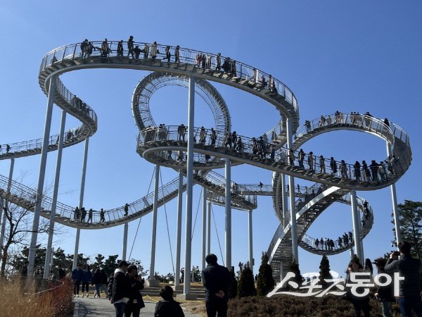 전국적인 랜드마크로 자리 잡은 포항 환호공원 스페이스워크. 사진제공 ㅣ 포항시