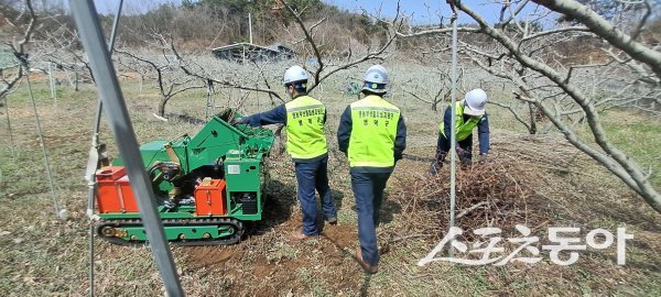 영덕군 ‘찾아가는 영농 부산물 파쇄지원단’이 현장 활동을 하고 있다. 사진제공 ㅣ 영덕군