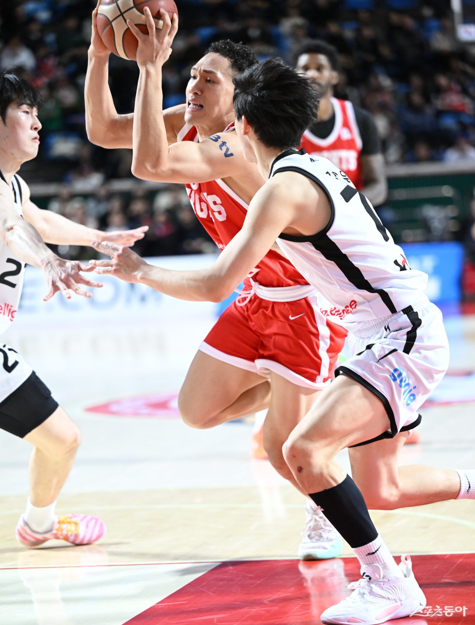 SK 신인 에디 다니엘(가운데)은 골격근량 53㎏의 엄청난 피지컬과 수비력을 앞세워 팀에 큰 힘을 불어넣고 있다. 약점인 슛을 가다듬으면 더 무서운 선수가 될 수 있다는 기대가 크다. 사진제공｜KBL