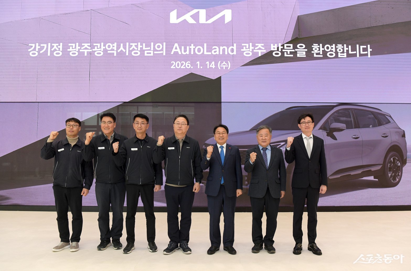 강기정 광주광역시장이 14일 기아 오토랜드광주를 방문해 3년 연속 자동차 생산 50만대 달성 성과를 축하했다. 사진제공=광주광역시