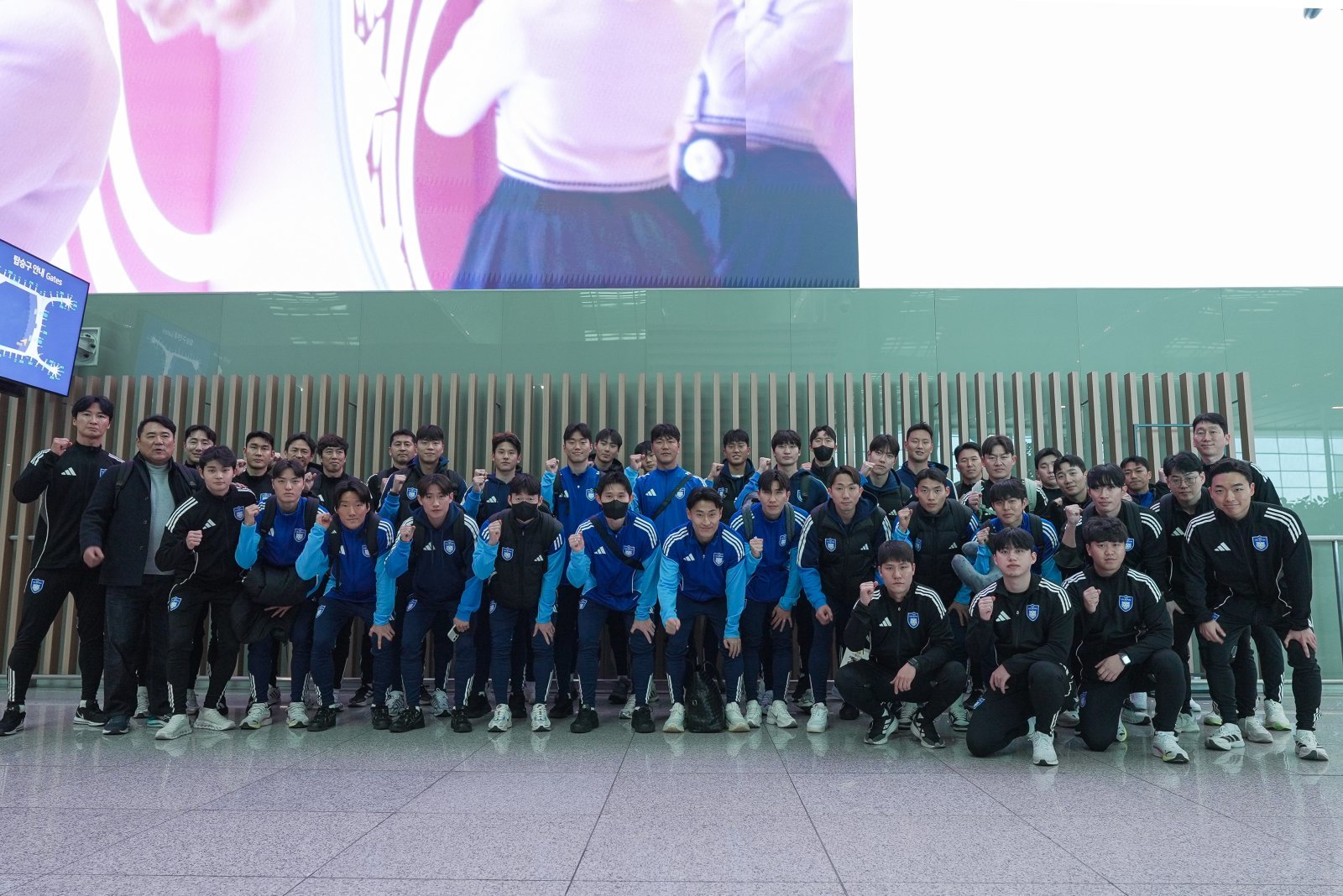 울산 선수단이 6일 인천국제공항을 통해 전훈지인 UAE로 출국하기 전 기념촬영을 하고 있다. 사진제공｜울산 HD