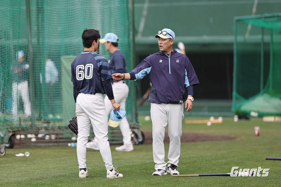 김민재 롯데 드림팀 총괄코치(오른쪽)가 지난해 3월 일본 미야자키에서 열린 스프링캠프 도중 한태양을 지도하고 있다. 사진제공｜롯데 자이언츠