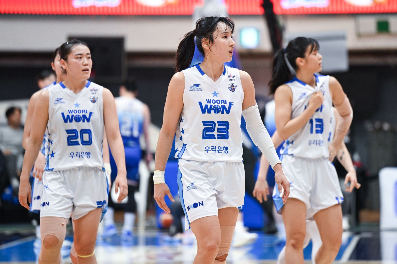 우리은행은 ‘BNK금융 2025~2026 여자프로농구’ 후반기 변화에 나선다. 김단비 위주의 공격 전개에서 벗어나 코트에 5명 모두가 득점할 수 있도록 루트를 다양화했다. 사진제공｜WKBL
