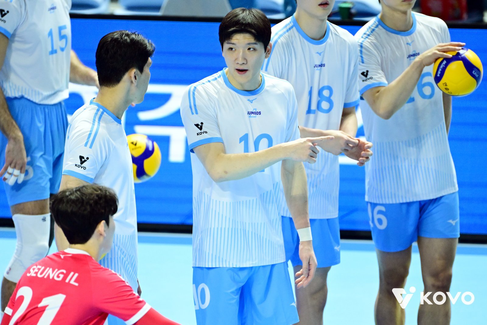 대한항공 정지석(가운데)이 13일 OK저축은행과 홈경기에 앞서 동료들과 몸을 풀고 있다. 지난해 12월 발목을 다친 뒤 경기에 나서지 못하는 동안 대한항공은