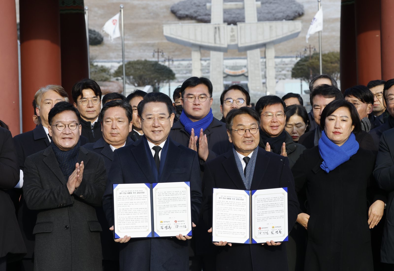 김영록 전남도지사(가운데 왼쪽) 강기정 광주시장이 지난 1월2일 광주 북구 운정동 국립5·18민주묘지 민주의문 앞에서 광주·전남 대통합 추진 공동선언문을 발표하고 있다. 스포츠동아 DB