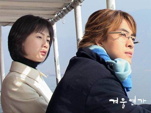 배우 최지우(왼쪽)와 배용준. 드라마 ‘겨울연가’의 한 장면.  사진제공｜KBS