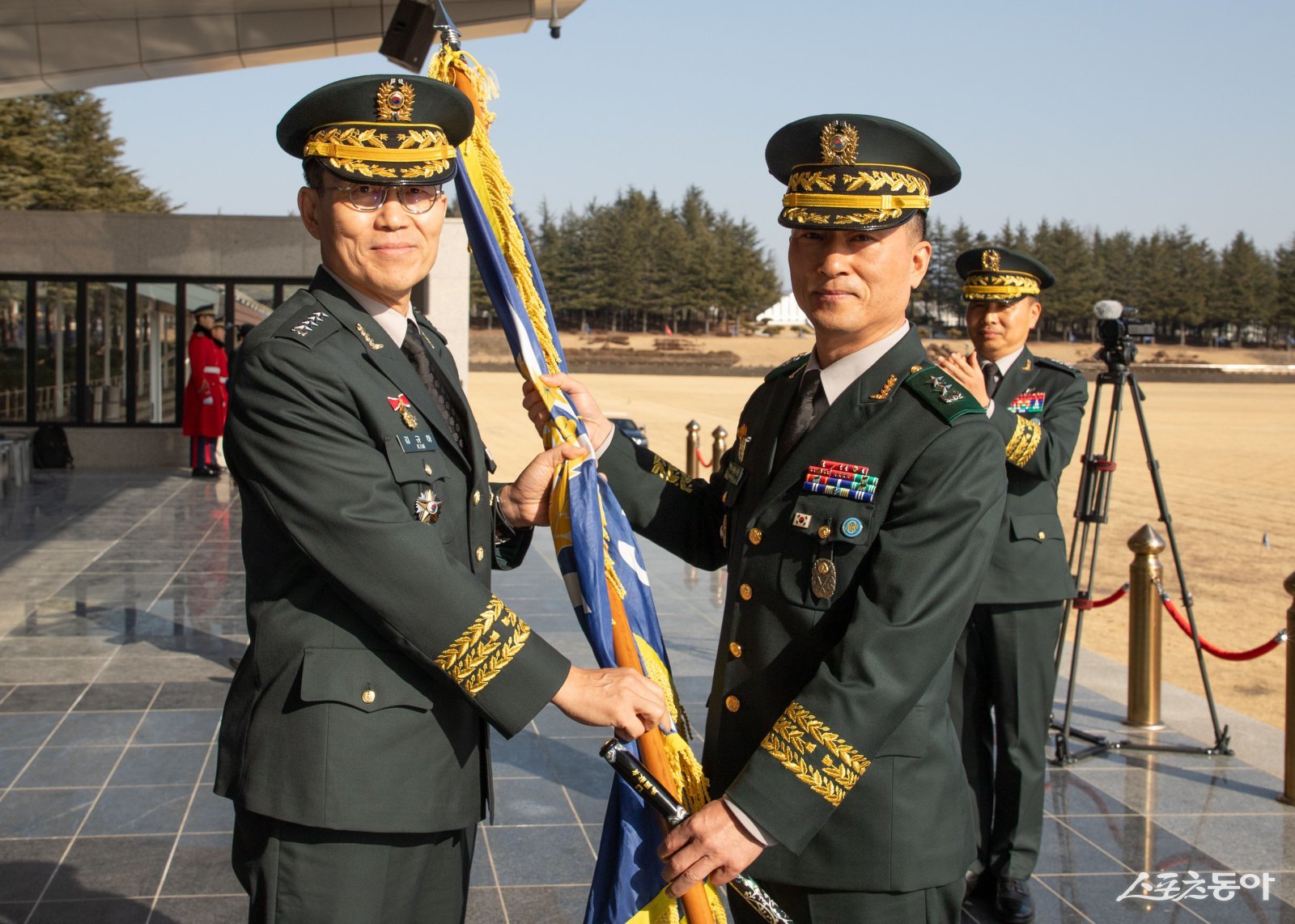 김규하 육군참모총장(사진 좌측)이 학교장 박진희 소장에게 부대기를 이양하고 있다. 사진제공 ㅣ 육군3사관학교