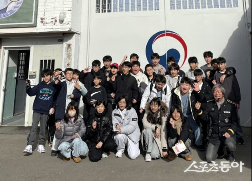 부산 지역에서 검도를 수련 중인 학생 100여 명이 장흥에 위치한 ‘빠삐용Zip(옛 장흥교도소)’을 방문해 국내 유일의 실물 교도소 체험 공간을 탐방하는 특별한 시간을 가졌다. 사진제공=장흥군