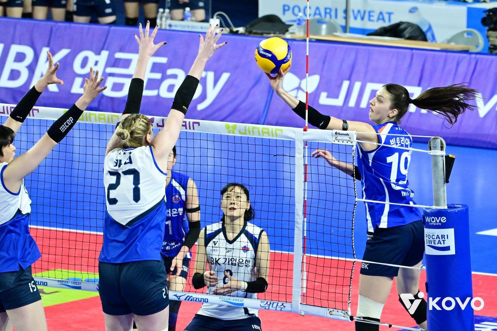 IBK기업은행 빅토리아(오른쪽)가 11일 현대건설과 홈경기 도중 공격을 시도하고 있다. 사진제공｜KOVO