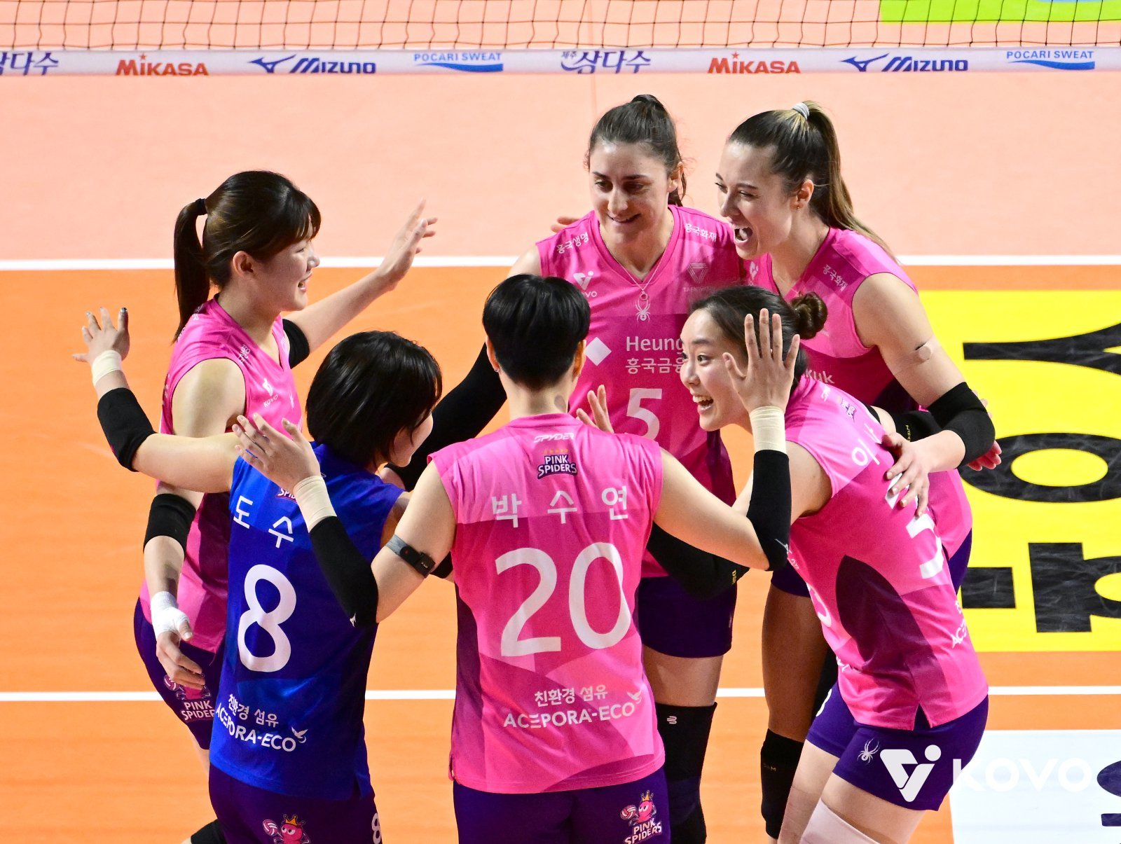 흥국생명 선수들이 14일 인천삼산월드체육관서 열린 한국도로공사와 V리그 여자부 홈경기서 팀 득점을 올린 뒤 기뻐하고 있다. 사진제공|KOVO