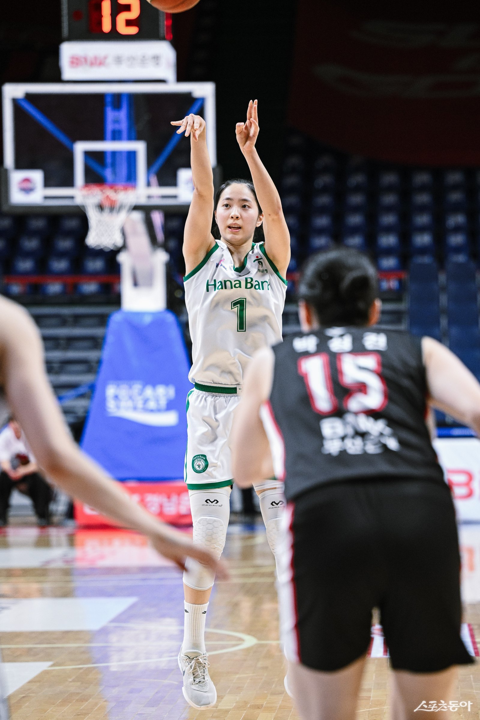 하나은행 박소희가 14일 사직체육관에서 열린 BNK 썸전 도중 슛을 시도하고 있다. 사진제공|WKBL