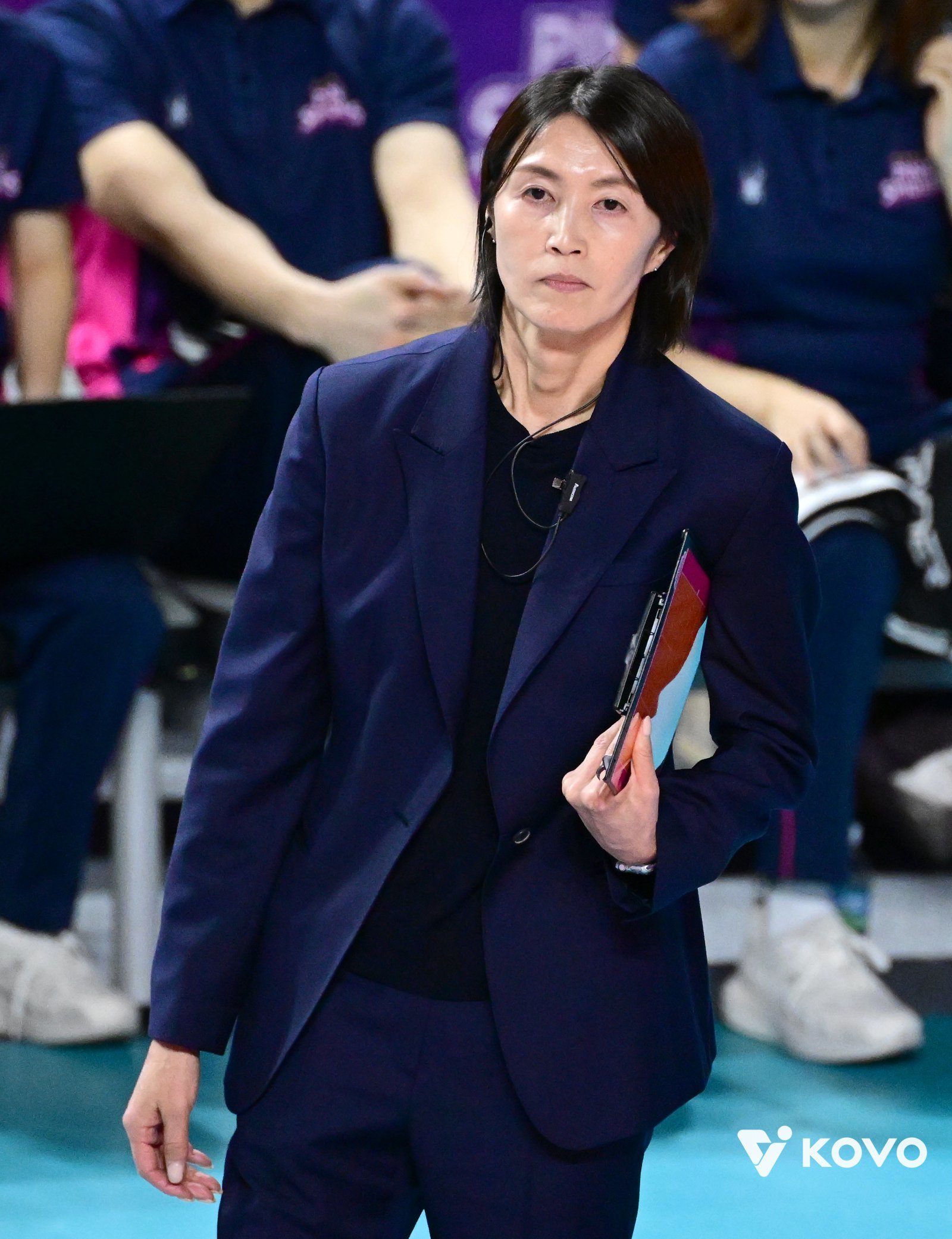 요시하라 도모코 흥국생명 감독이 14일 도로공사와 V리그 여자부 홈경기 도중 선수들을 응시하고 있다. 사진제공｜KOVO