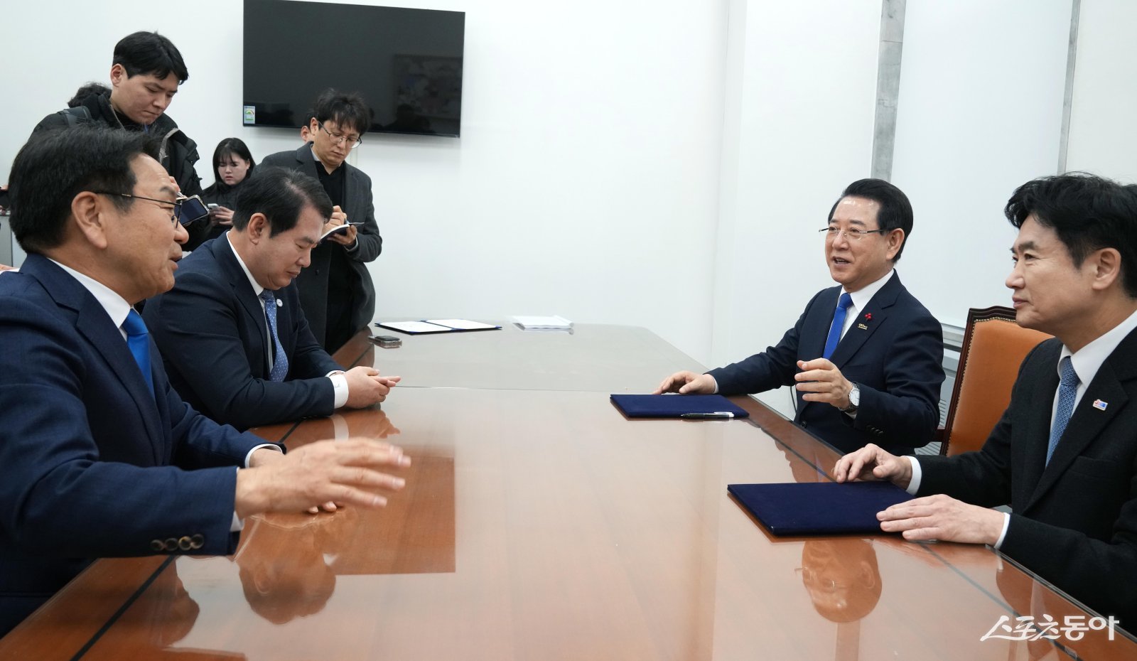 김영록 전라남도지사가 14일 서울 국회의원회관에서 열린 ‘광주·전남 행정통합 시도지사-교육감 4자 회담’에 참석해 강기정 광주광역시장, 김대중 전남도교육감, 이정선 광주시교육감과 공동합의문에 서명한 뒤 기념촬영을 하고 있다. 사진제공=전남도