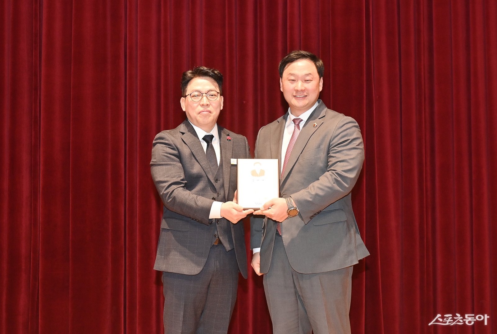 고준호 경기도의원(국민의힘, 파주1)은 지난 14일 열린 파주시사회복지협의회 신년하례회에서 200여 명의 사회복지 관계자들이 참석한 가운데 파주시사회복지협의회로부터 감사패를 받았다(오른쪽 고준호 의원). 사진제공｜고준호 의원