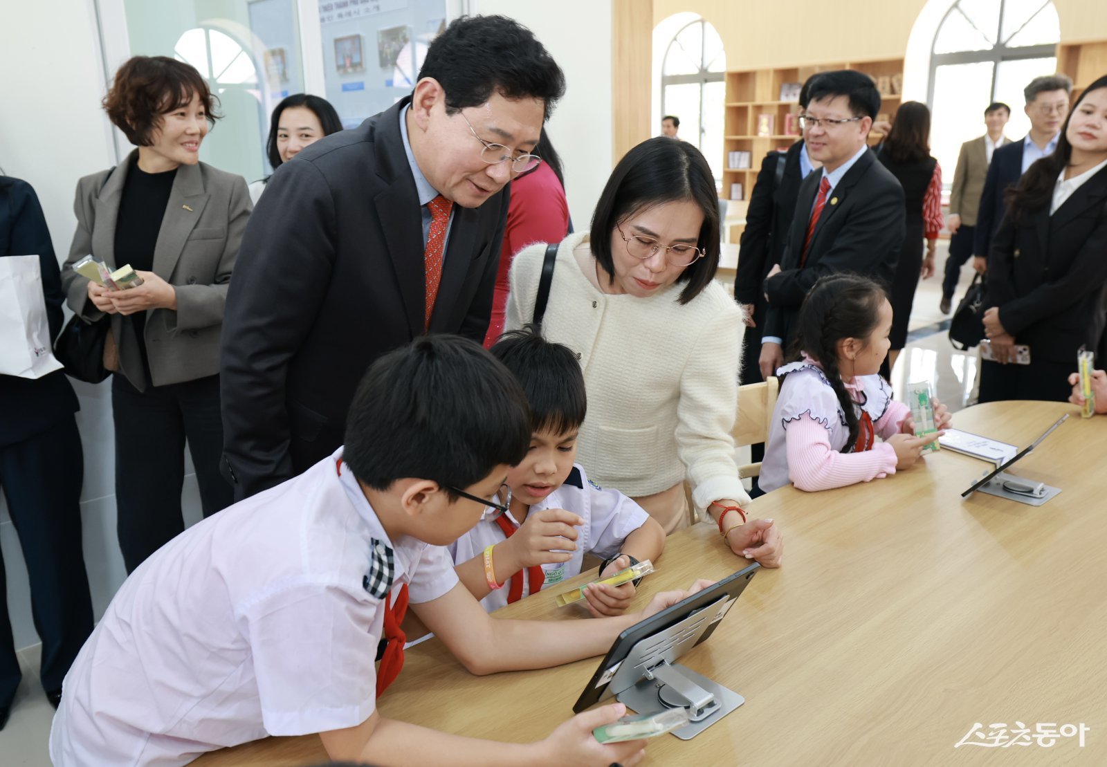 이상일 용인특례시장이 13일(베트남 시각) ‘다낭시 광푸구 용인 공공 디지털도서관’ 준공식 이후 도서관을 돌아보고 있다. 사진제공｜용인시