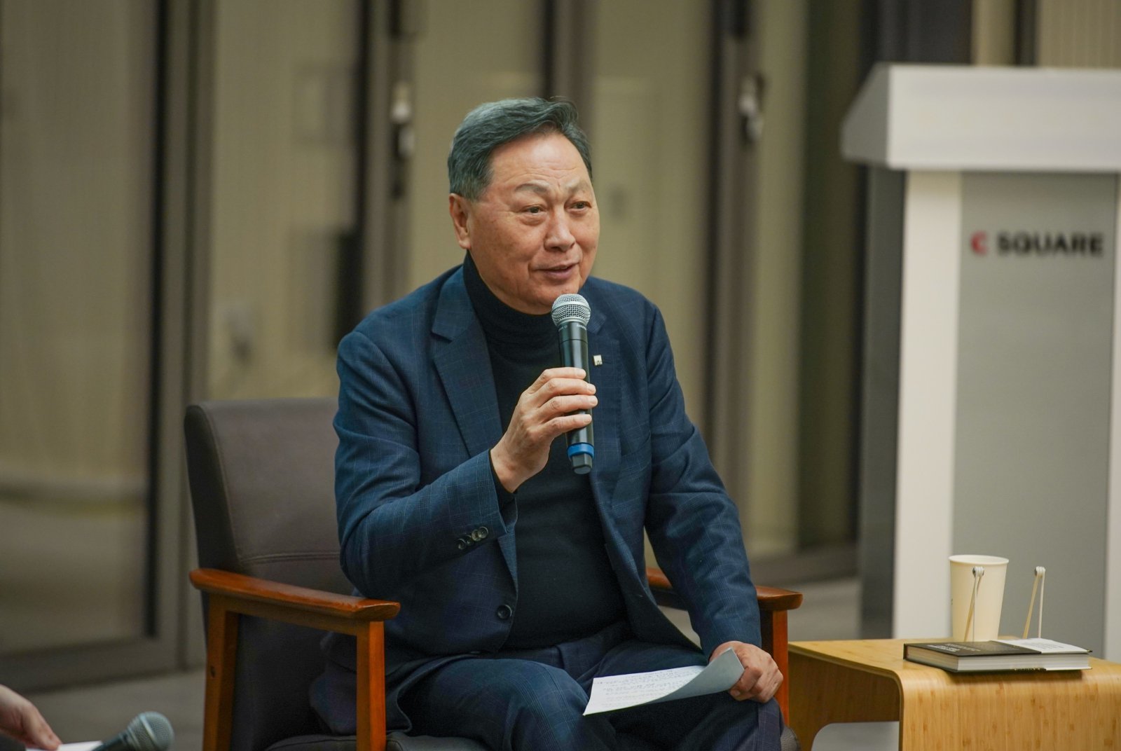 북토크에서 독자들과 대화하고 있는 BYN블랙야크그룹 강태선 회장                          사진제공=BYN블랙야크그룹