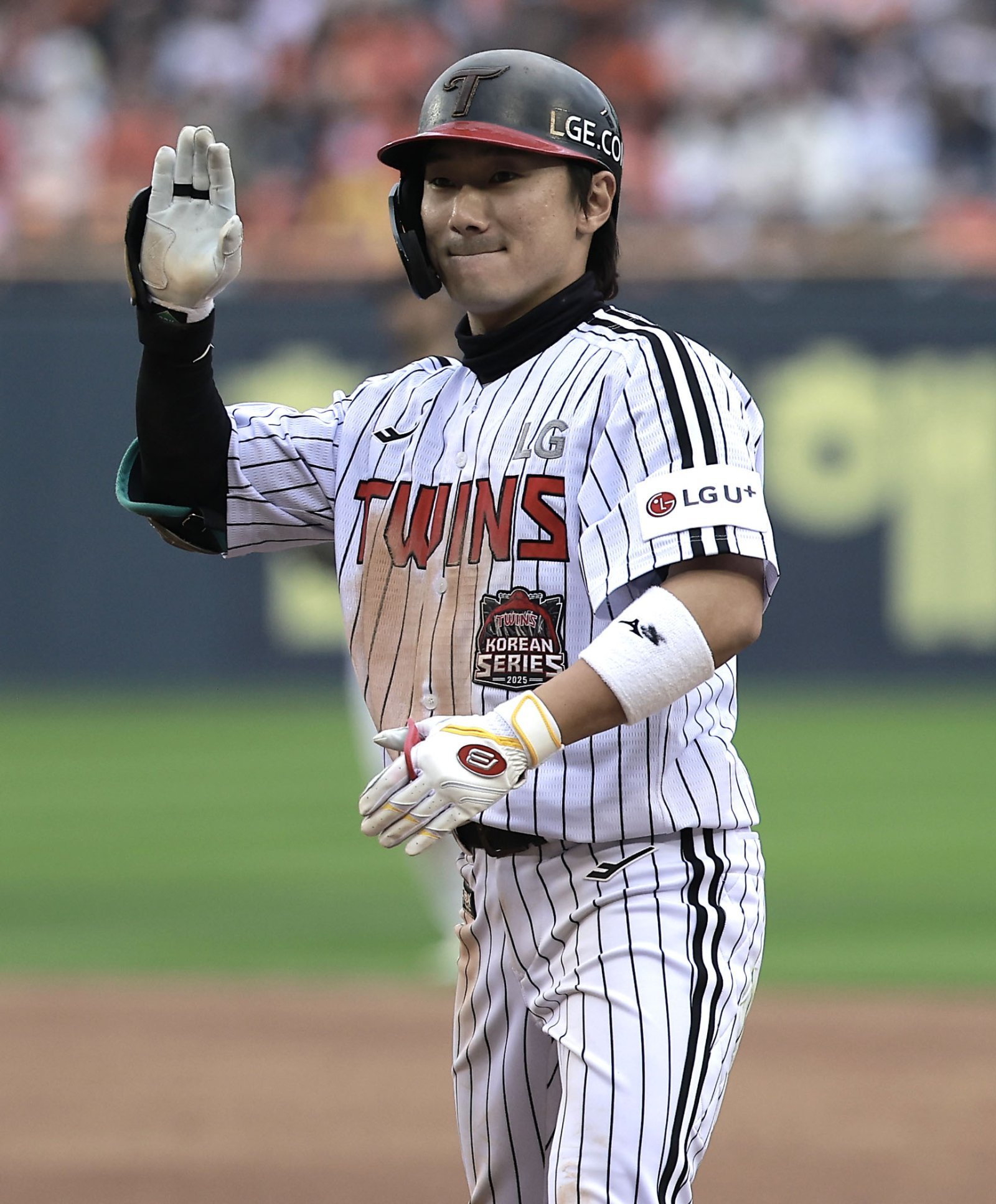 LG 신민재는 지난해 커리어하이를 다시 쓰며 생애 첫 골든글러브를 수상했다. 염경엽 LG 감독은 “신민재는 지난해 기량을 유지하기만 해도 엄청 잘 한 것”이라며 새 시즌 꾸준함을 강조했다. 뉴시스