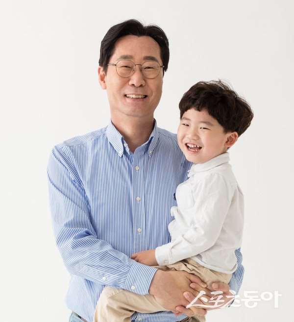 정명근 화성특례시장이 아이를 안고 있다. 사진제공｜화성시