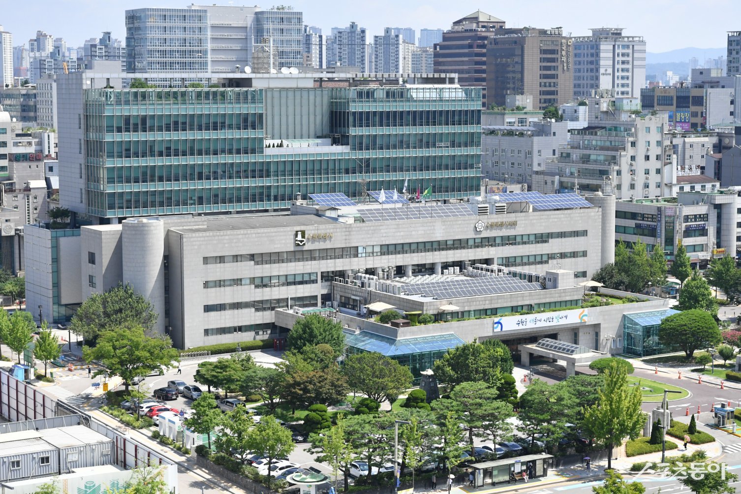 수원특례시(시장 이재준)가 행정안전부 주관 ‘2025년도 지방규제혁신 추진 성과평가’에서 우수기관으로 선정돼 특별교부세 1억 원의 재정 인센티브를 확보했다(수원시청사 전경). 사진제공｜수원시