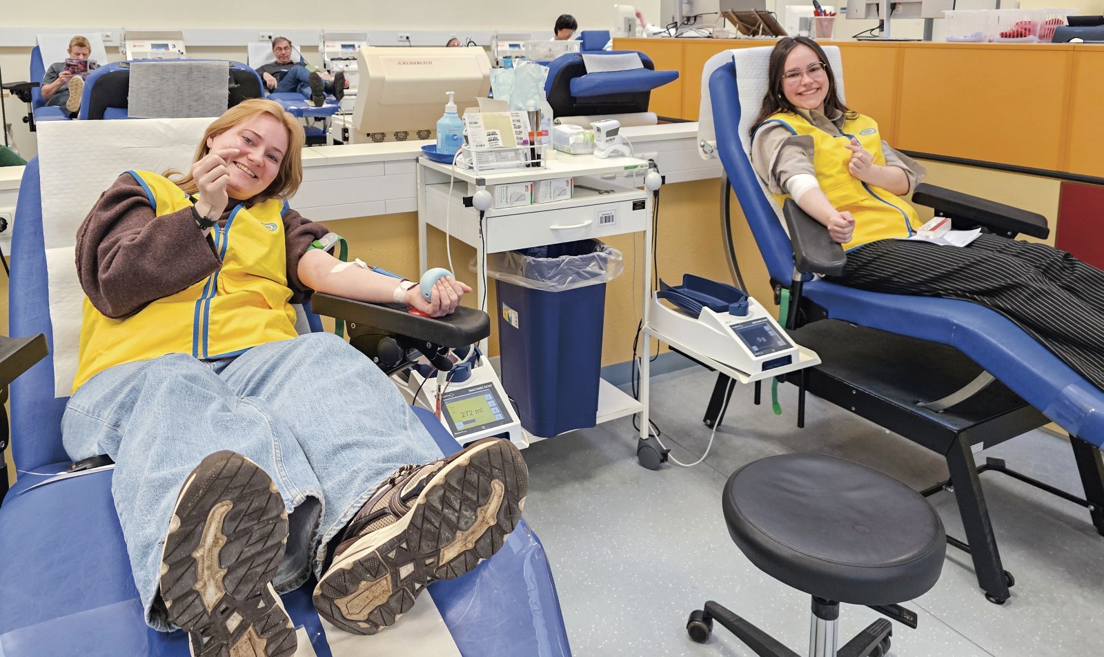 하나님의 교회 신자들이 독일 함부르크 반츠베크 헌혈센터에서 ‘전 세계 유월절사랑 생명사랑 1763차 헌혈릴레이’에 동참하고 있다.