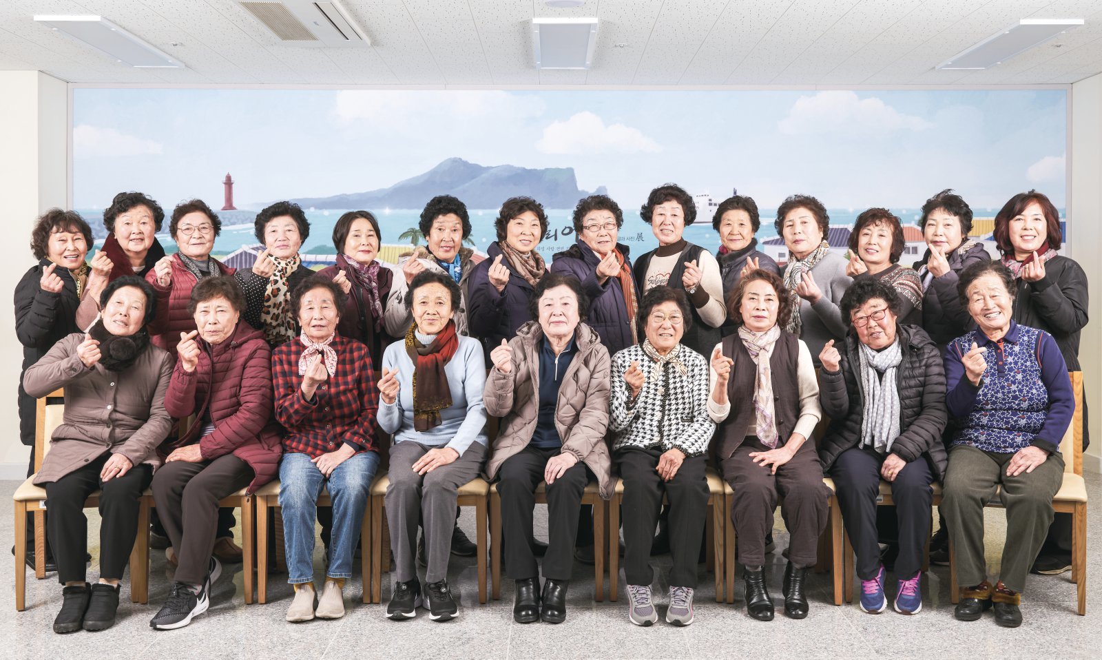 어머니전을 사전 관람한 해녀들이 특별한 추억을 사진으로 남겼다.