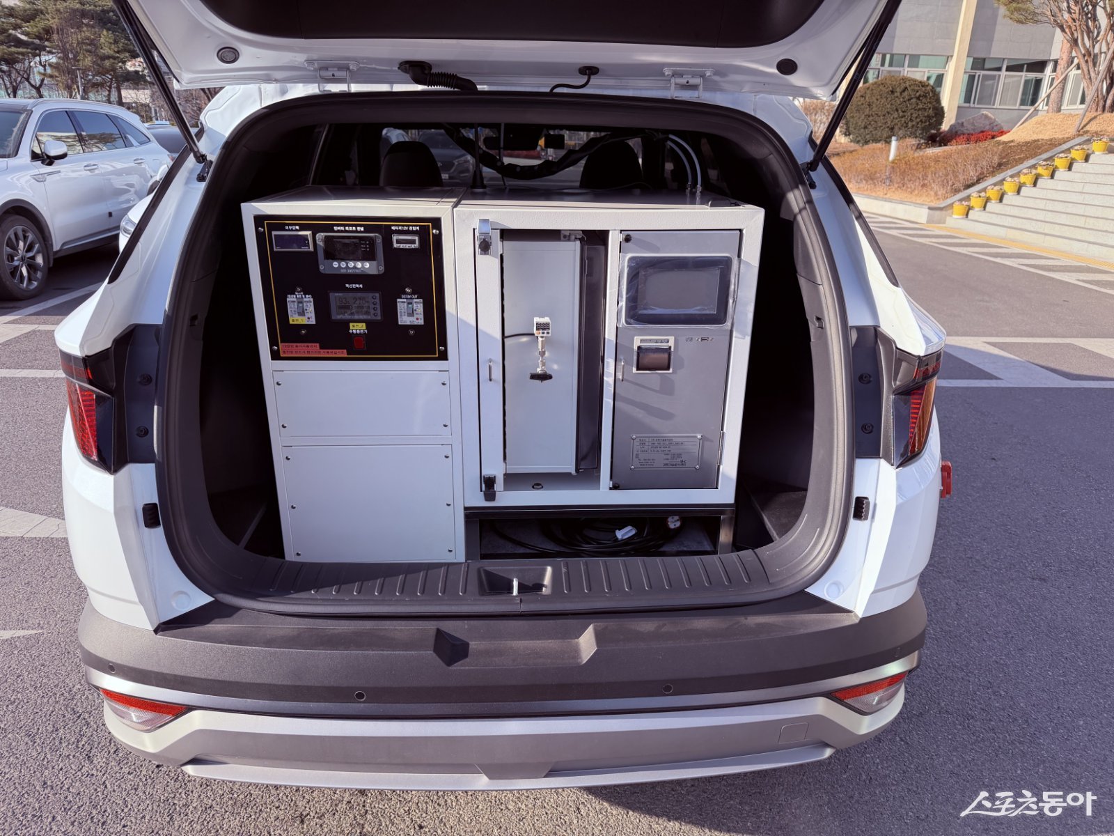 악취감시차량 및 차량 내부 악취포집 장비. 사진제공 ㅣ 영천시