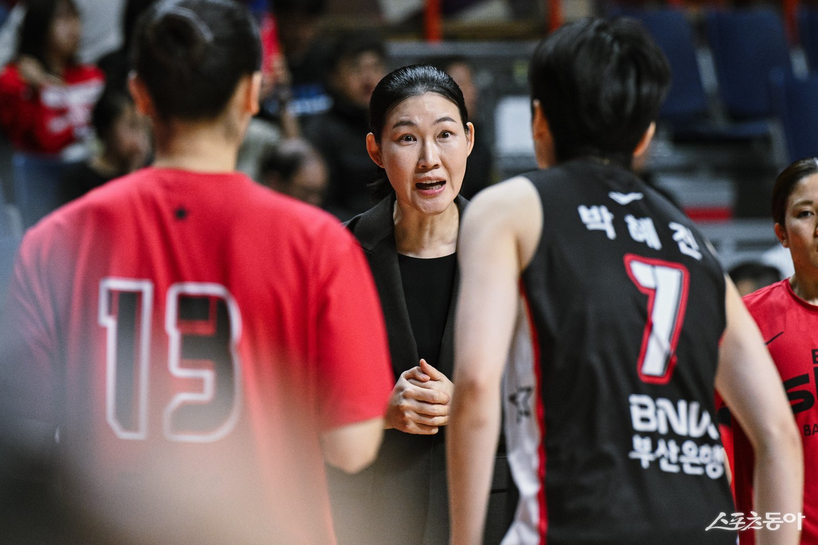박정은 BNK 썸 감독이 14일 사직체육관에서 열린 하나은행전 도중 작전을 지시하고 있다. 사진제공｜WKBL