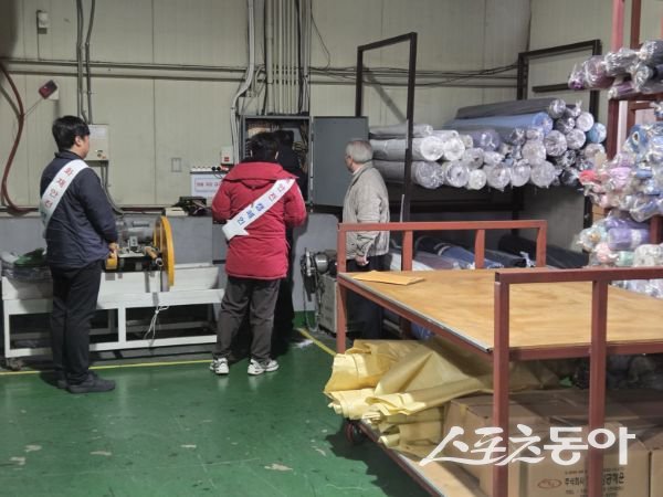 대구 서구가 지난 13일 서대구산업단지 입주 업체를 대상으로 민관 합동 안전점검을 진행하고 있는 모습. 사진제공ㅣ대구 서구