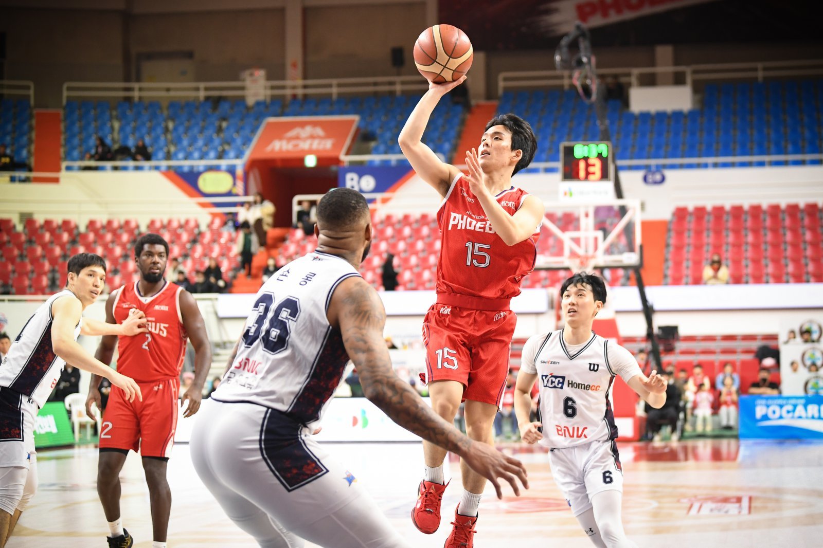 현대모비스 김건하(15번)는 코트에서 쉽게 주눅이 들지 않는 플레이로 코트에 활력을 불어넣고 있다. 사진제공｜KBL