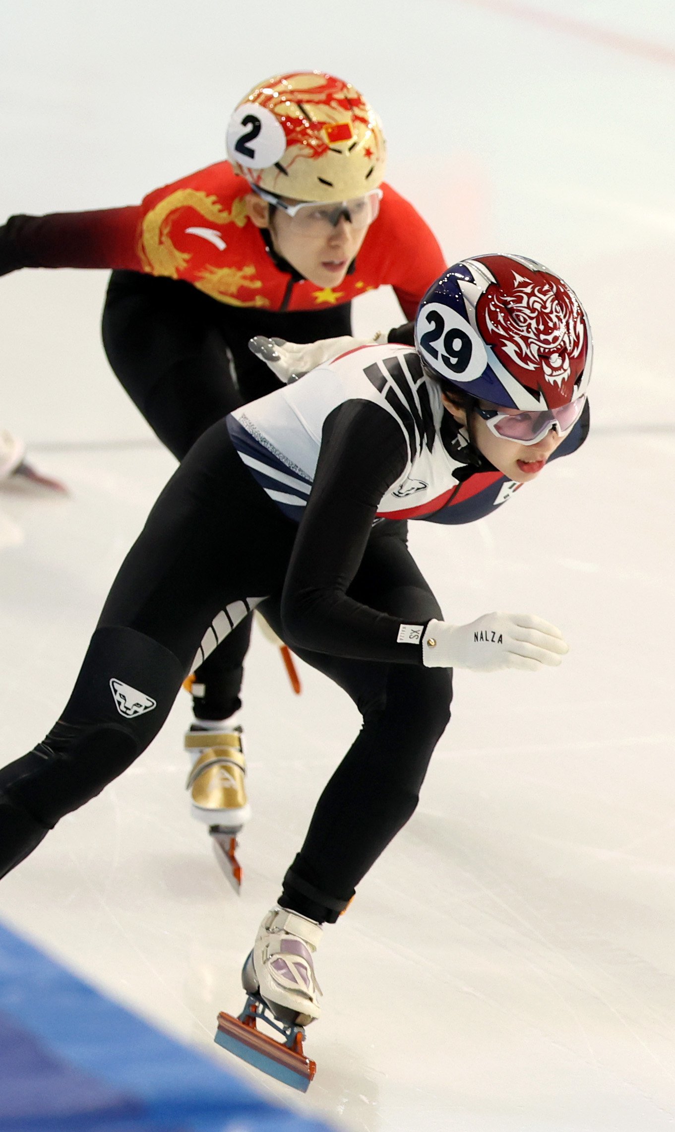 33세에 처음 올림픽 무대를 밟는 여자쇼트트랙대표팀 맏언니 이소연(앞)은 밀라노·코르티나담페초올림픽을 통해 시야를 더 넓히겠다는 소망을 전했다. 뉴시스