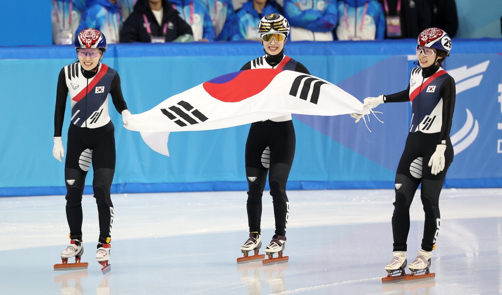 33세에 처음 올림픽 무대를 밟는 여자쇼트트랙대표팀 맏언니 이소연(오른쪽)은 밀라노·코르티나담페초올림픽을 통해 시야를 더 넓히겠다는 소망을 전했다. 뉴시스