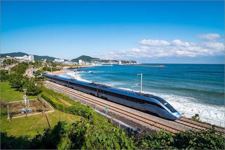 동해시가 KTX동해선 개통을 기념해 15일부터 소규모 관광객 인센티브 지원사업과 함께 기차 연계 관광객 인센티브 이벤트 사업을 본격 시행한다. 사진출처 ㅣ네이버블로그