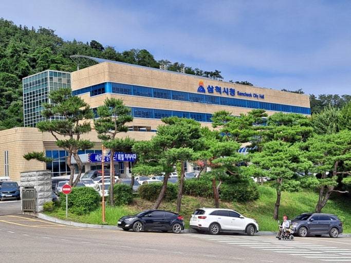 삼척시가 다자녀 가구의 경제적 부담을 덜어주기 위해 공영주차장 이용 혜택을 대폭 확대한다. 사진은 삼척시청. 사진출처 ㅣ 네이버 블로그