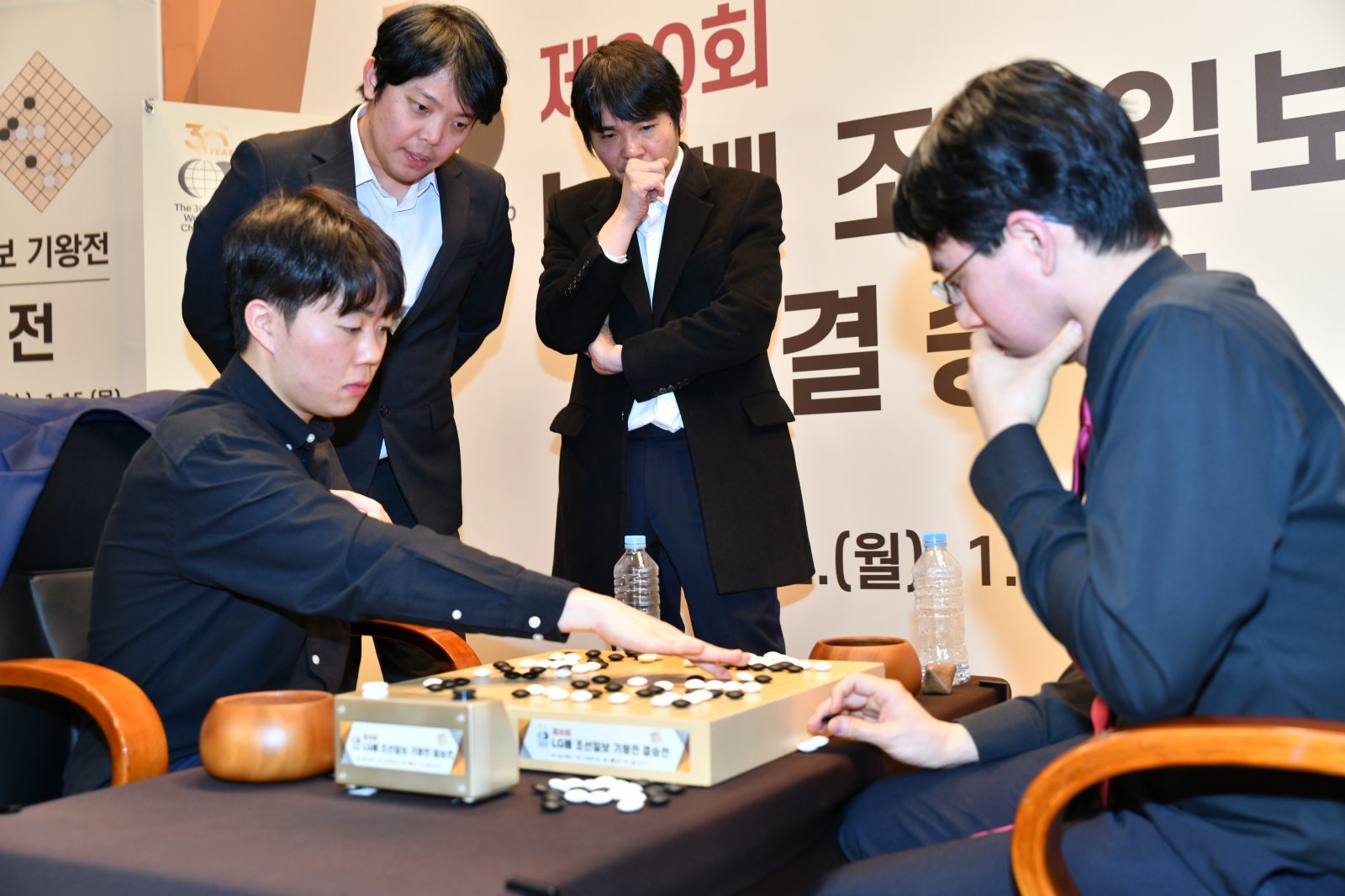 신민준 9단(왼쪽)과 이치리키 료 9단의 복기 모습. 이세돌 전 프로 9단과 국가대표 홍민표 감독이 복기를 지켜보고 있다.  사진제공=한국기원