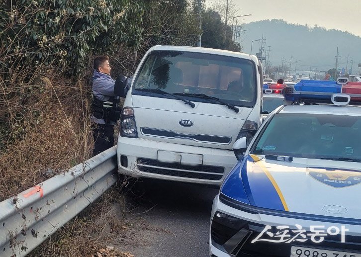 순천경찰서 별량파출소 직원들이 저혈당 쇼크로 의식을 잃고 주행하던 운전자를 신속하게 구조해 대형 사고를 막고 있다. 사진제공=박기현 기자