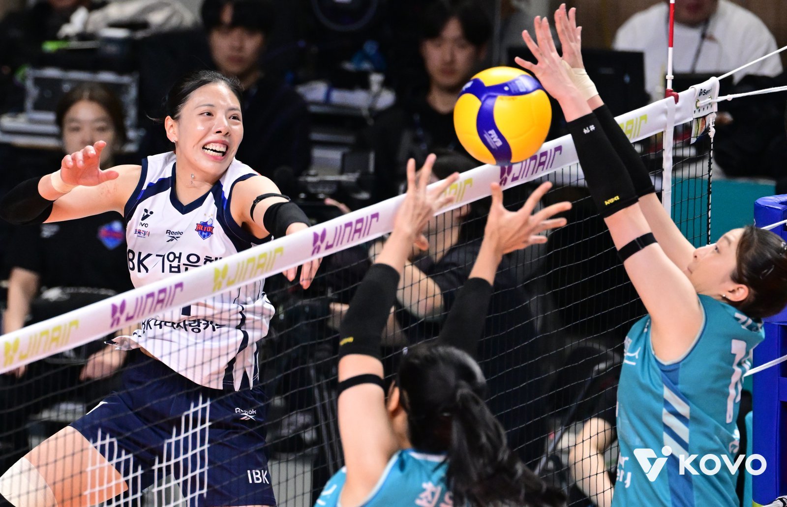 IBK기업은행 육서영(뒤)이 15일 장충체육관서 열린 GS칼텍스와 원정경기서 스파이크를 하고 있다. 사진제공│KOVO