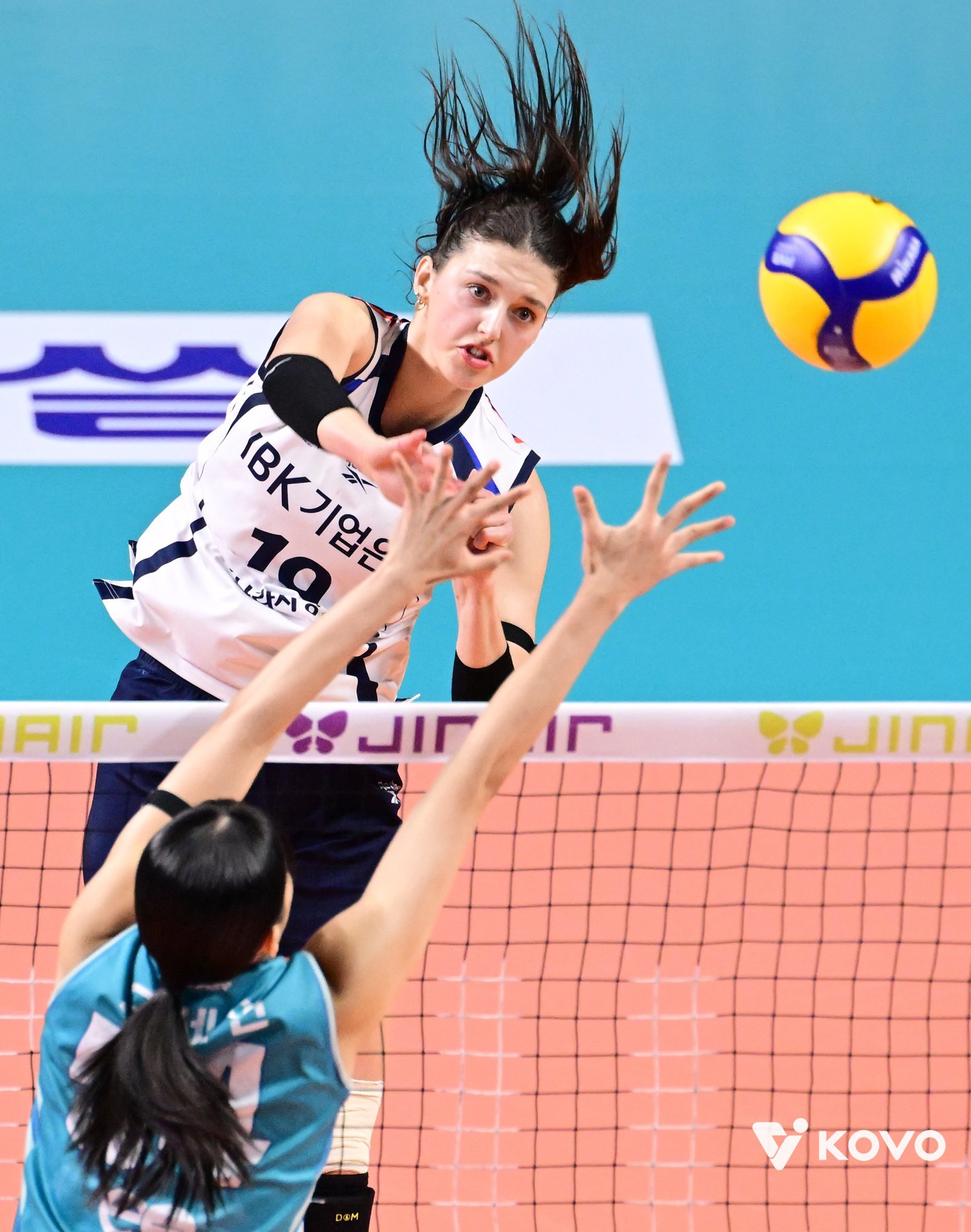 IBK기업은행 빅토리아(뒤)가 15일 장충체육관서 열린 GS칼텍스와 원정경기서 스파이크를 하고 있다. 사진제공│KOVO