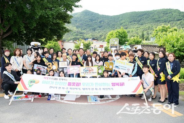 구미시가 실시하고 있는 ‘초등학생 등굣길 안전캠페인’. 사진제공ㅣ구미시