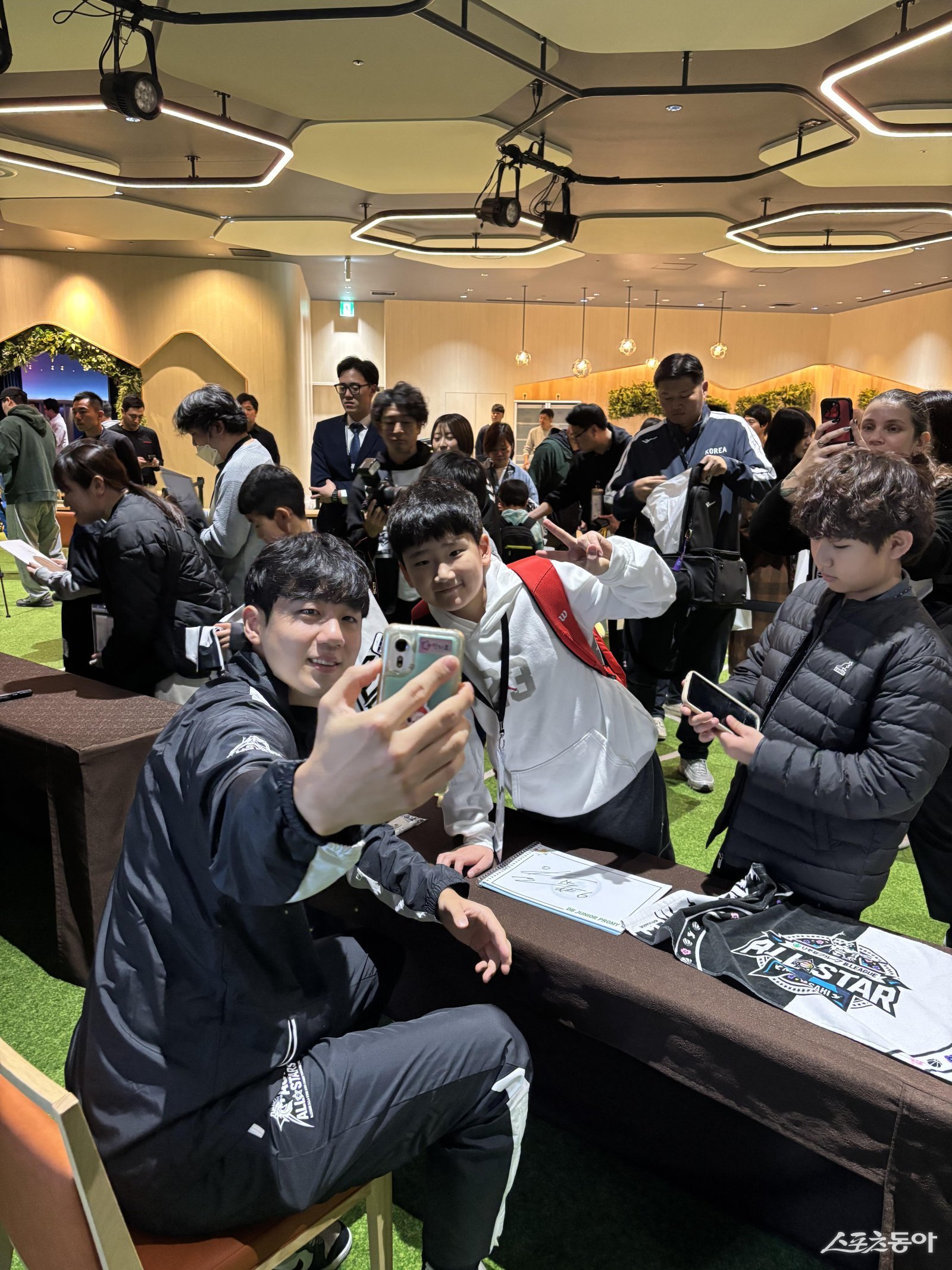 양재민 16일 일본 나가사키 스타디움시티 호텔에서 열린 B리그 올스타 팬 행사에서 한국에서 온 유소년 선수와 기념촬영하고 있다. 나가사키｜최용석 기자