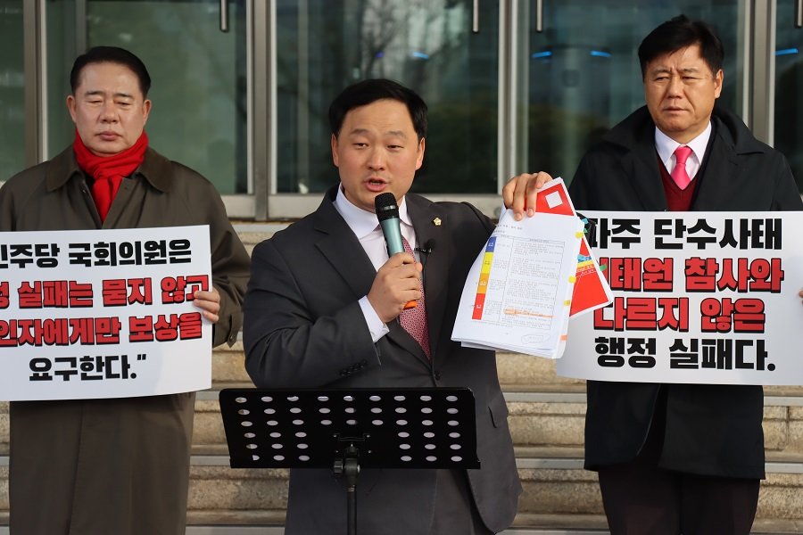 고준호 경기도의원이 15일 파주시청 계단에서 ‘파주시 단수’ 관련 기자회견을 열고 있다. 사진제공 ㅣ경기도의회