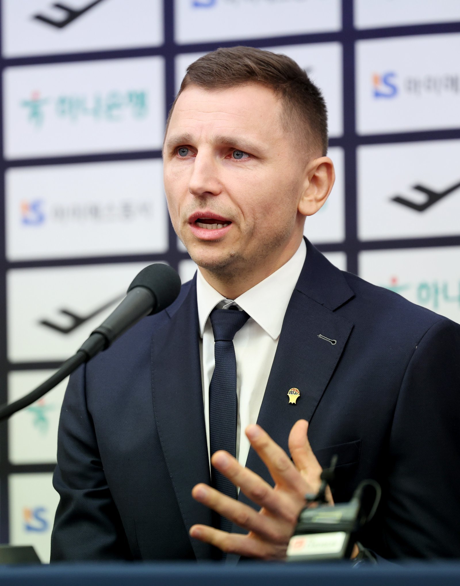 남자농구대표팀 새 사령탑 니콜라이스 마줄스 감독이 16일 서울 중구 프레스센터에서 열린 취임 기자회견서 질문에 대답하고 있다. 뉴시스