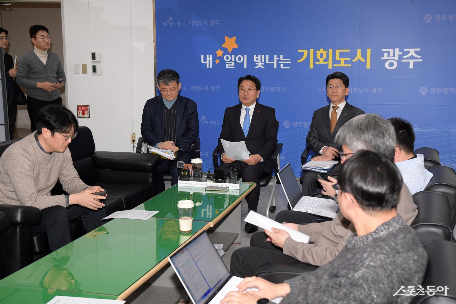 강기정 광주광역시장이 16일 시청 기자실에서 기자차담회에 참석해 정부의 통합특별시 인센티브안 발표에 대한 환영의사를 밝히고 있다. 사진제공=광주광역시