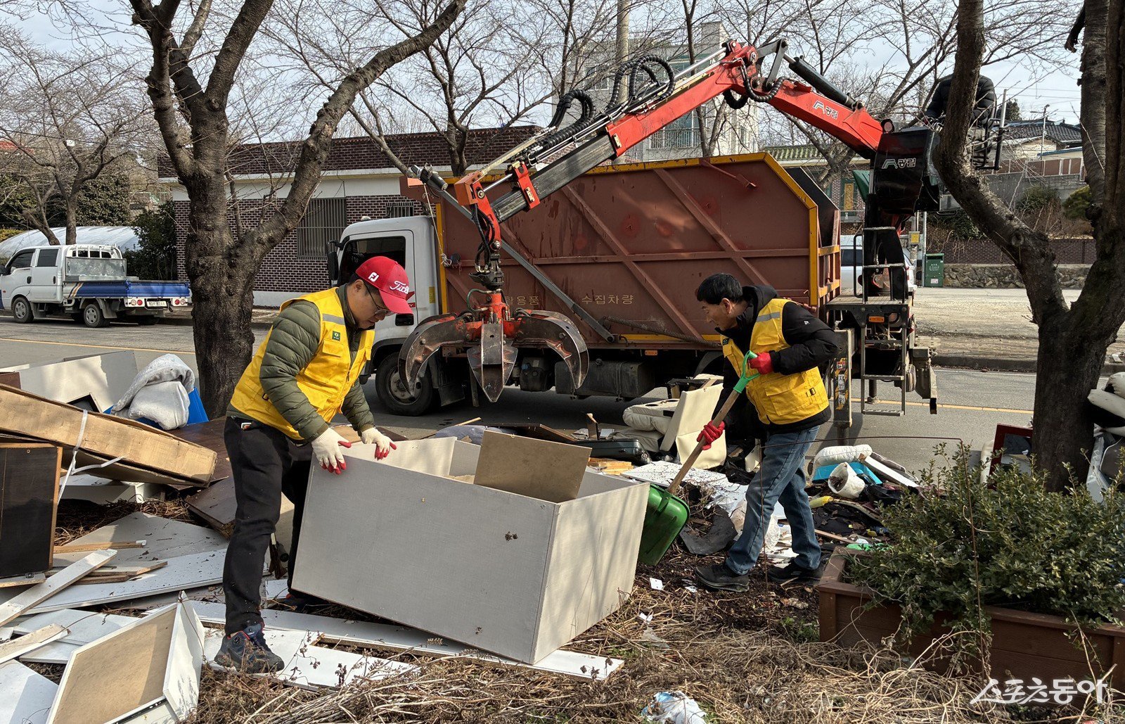 나주시 생활폐기물 무단투기 처리기동반이 장기간 무단 방치된 폐기물을 수거하고 있다. 사진제공=나주시