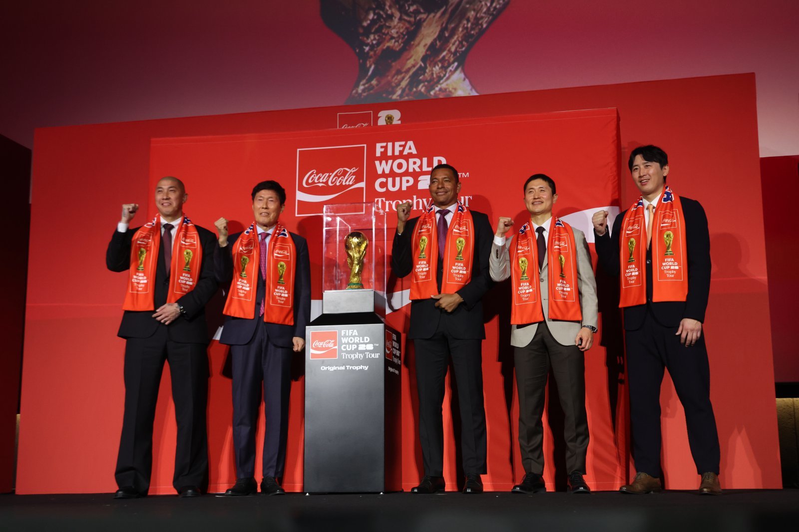 차두리 화성 감독, 차범근 전 한국대표팀 감독, 지우베르투 실바 FIFA 글로벌 홍보대사, 이영표 전 대한축구협회 부회장, 구자철 제주 유스 디렉터(왼쪽부터)가 16일 서울 CGV용산아이파크몰에서 월드컵 공식 후원사 코카콜라가 개최한 우승 트로피 공개 행사에 참석했다. 용산│뉴시스