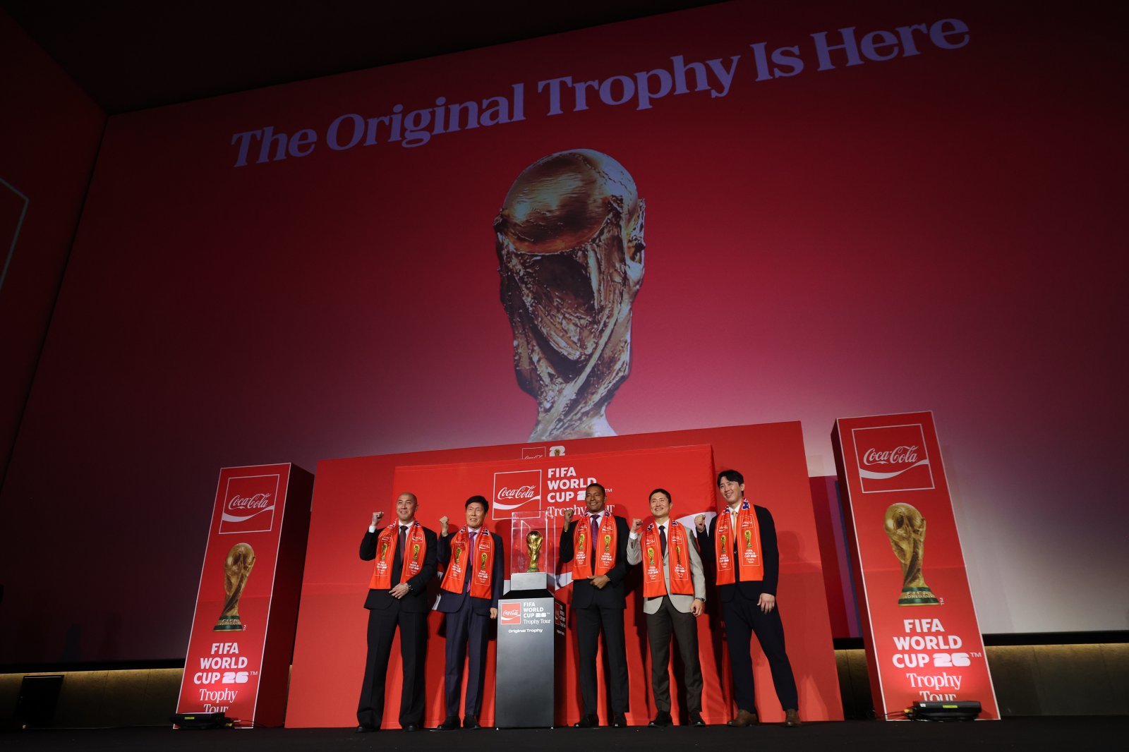 차두리 화성 감독, 차범근 전 한국대표팀 감독, 지우베르투 실바 FIFA 글로벌 홍보대사, 이영표 전 대한축구협회 부회장, 구자철 제주 유스 디렉터(왼쪽부터)가 16일 서울 CGV용산아이파크몰에서 월드컵 공식 후원사 코카콜라가 개최한 우승 트로피 공개 행사에 참석했다. 용산│뉴시스