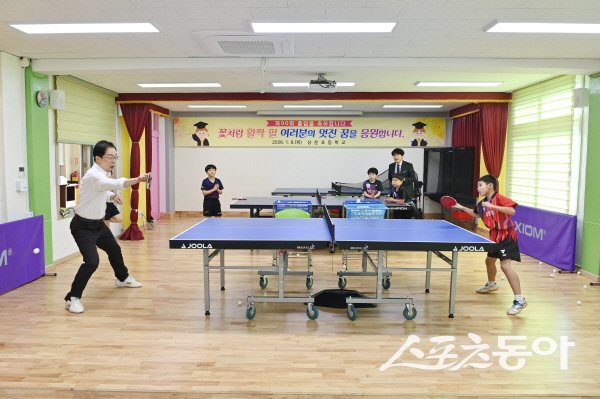 임종식 교육감이 상운초 탁구부 학생선수들을 격려하고, 함께 운동으로 소통하고 있다. 사진제공 ㅣ 경북교육청