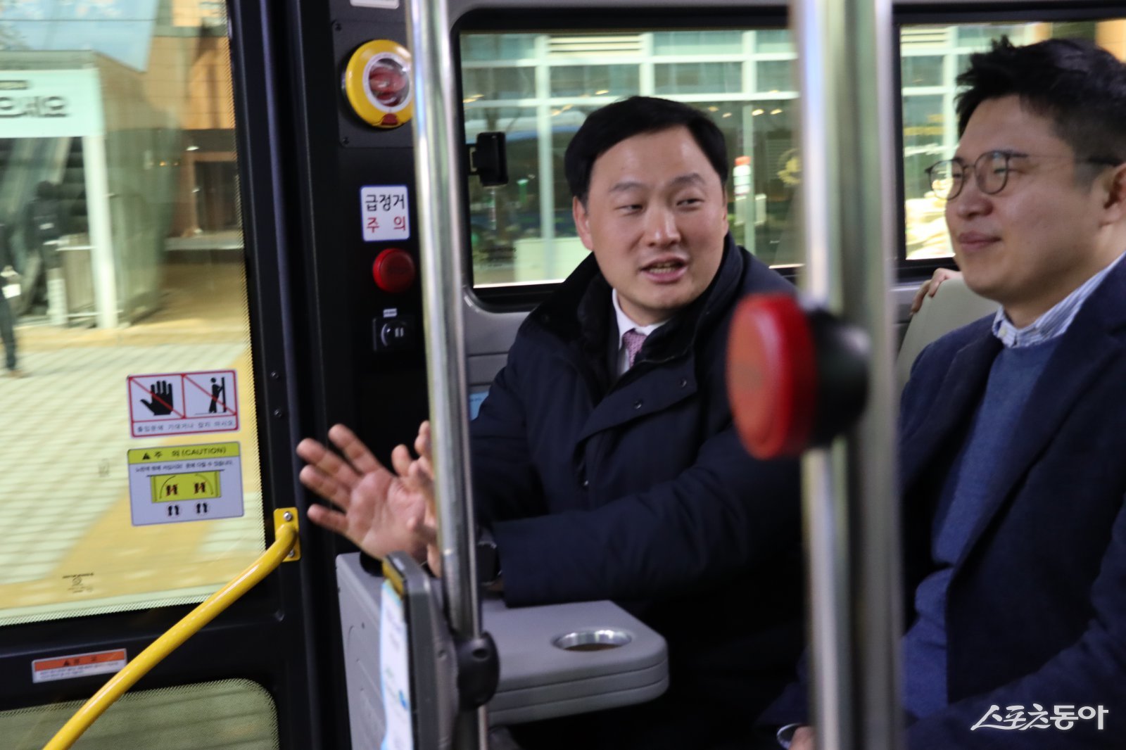 경기도의회 고준호 의원(국민의힘, 파주1)은 16일 경기도 미래모빌리티센터를 방문해 판교역(1TV)부터 경기기업성장센터(2TV)까지 7개 정류소를 운행하는 자율협력주행버스 ‘판타G버스’를 시승했다. 사진제공｜고준호 의원